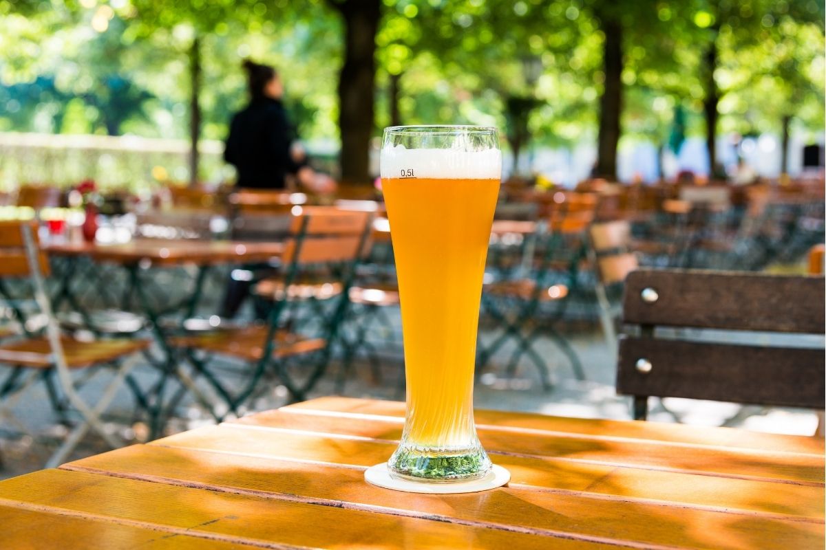 Weißbier im Biergarten